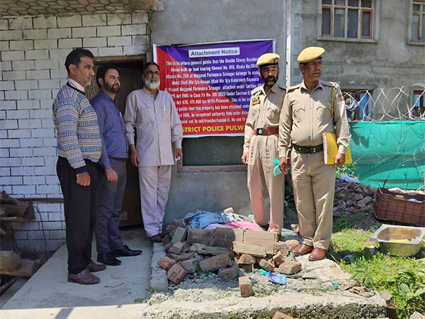 Police at the site of attached property (Pic credit/Pulwama police)