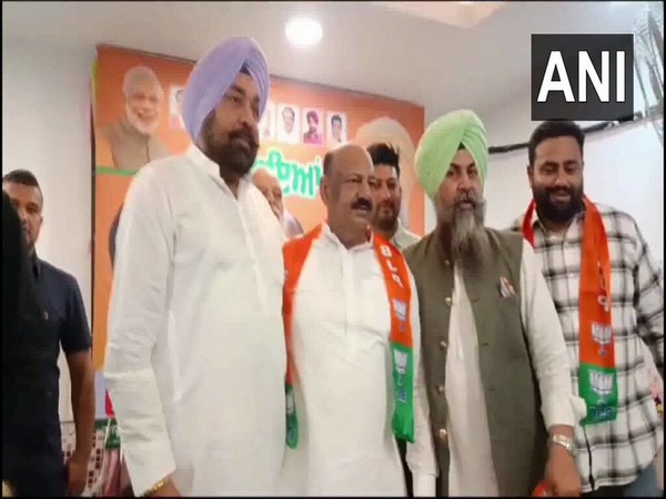 Former Amritsar Deputy Mayor Avinash Jolly joins BJP (Photo/ANI)