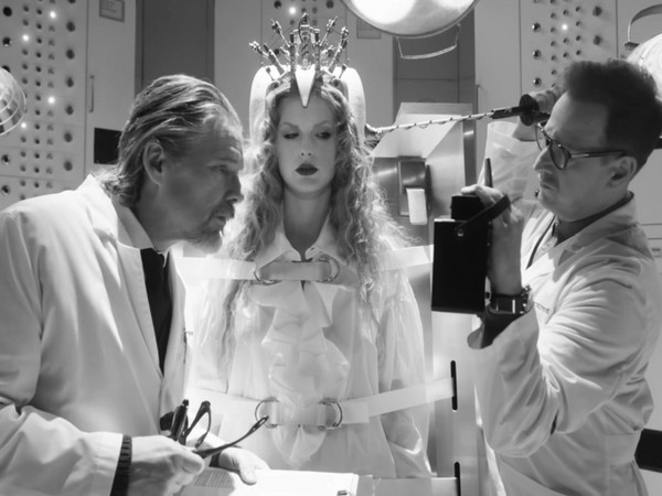 Ethan Hawke, Taylor Swift,Josh Charles (Image source/X) 