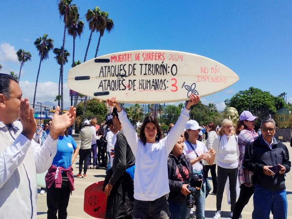 People protest after Mexican authorities confirmed that U.S. and Australian tourists are dead, in Ensenada (Photo/Reuters)