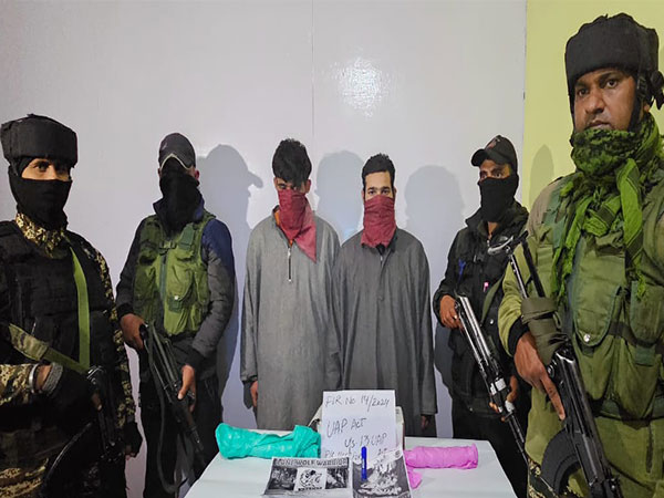 Security forces with the two accused (Pic credit/@ShopianPolice)