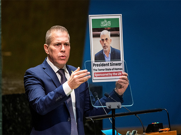 Israel's Ambassador to the United Nations Gilad Erdan holds a picture of Palestinian Islamist group Hamas' leader in Gaza Yahya Sinwar (File Photo/Reuters)