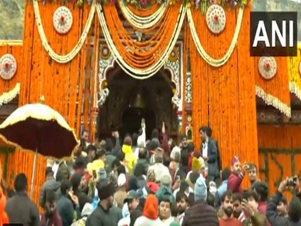 Devotees throng Shri Badrinath Dham after the doors were opened today at 6 am. (Photo/ANI)