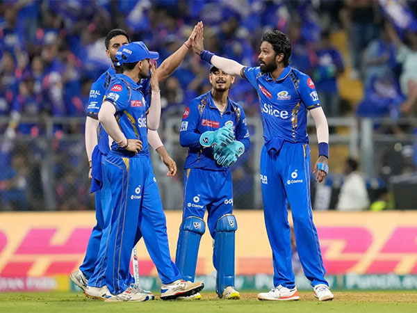 MI skipper Hardik Pandya with his teammates. (Picture: IPL)
