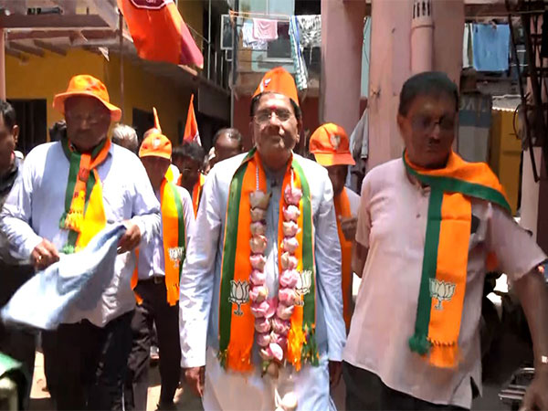 Piyush Goyal holds door-to-door campaign in Malad (Photo/ANI)