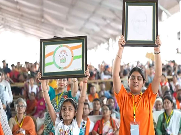 Unnati Sharma and Vani Sharma at PM Modi's campaign in Howrah (Photo credit/ Narendra Modi YouTube page)