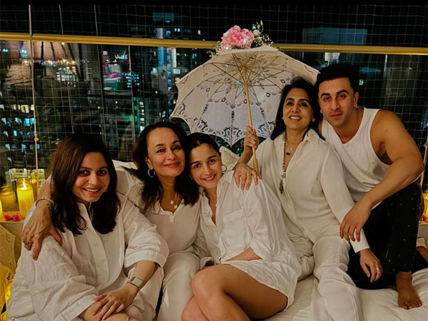 Alia Bhatt and Ranbir Kapoor with family (Image source: Instagram)
