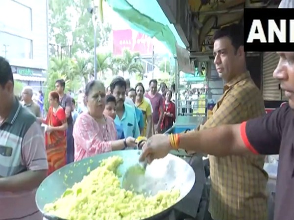 Free breakfast distributed to early voters in Indore (Photo/ANI)