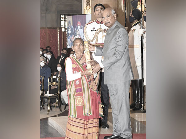 Birubala Rabha receiving Padma award from former president Ram Nath Kovind (Image: X)