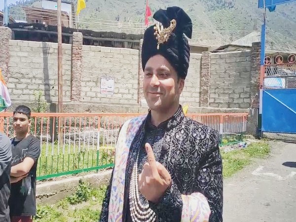 Groom arrives to cast vote in Srinagar (Photo/ANI) 