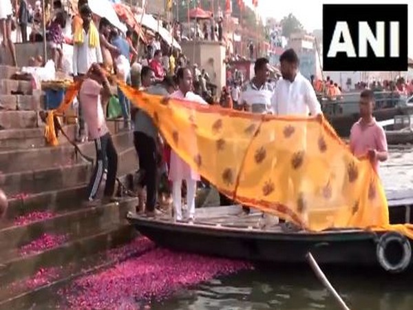BJP Varanasi District Secretary offers 400-metre saree to river Ganga in Varanasi. (Photo/ANI)