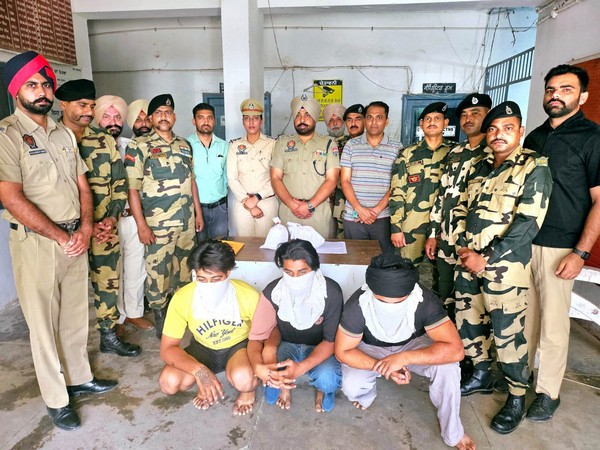 3 smugglers apprehended, 2 packets of suspected heroin recovered by BSF (Photo/ANI) 