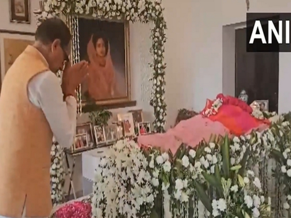 Shivraj Singh Chouhan pays tribute to Madhavi Raje Scindia (Photo/ANI)
