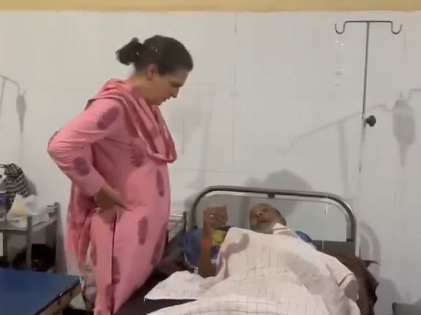Congress leader Priyanka Gandhi Vadra meets injured elderly man at hospital in Raebareli (Photo/ANI)
