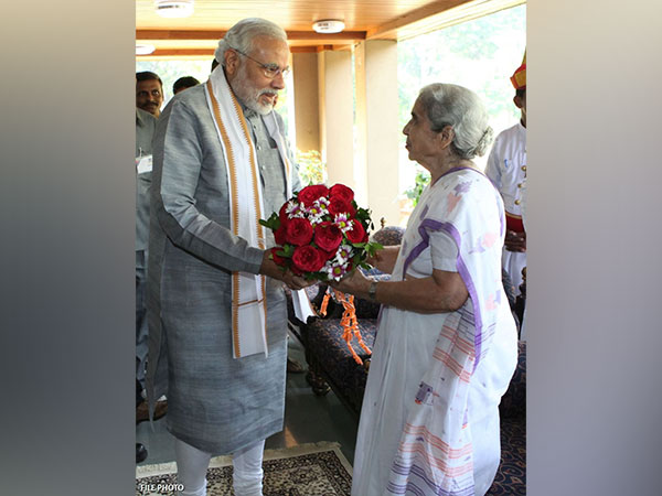 Prime Minister Narendra Modi shared the picture taking to 'X' with former Deputy Chief Minister of Rajasthan Dr Kamla Beniwal. (Photo/X)