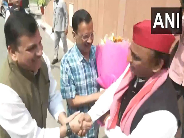 Delhi CM Arvind Kejriwal meets Akhilesh Yadav in Lucknow (Photo/ANI)