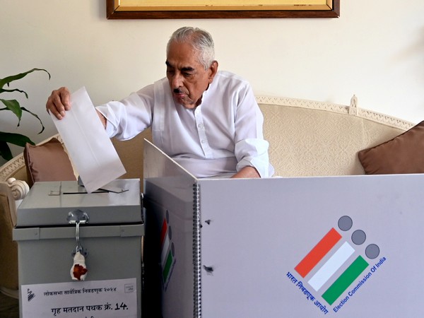 Senior citizen casts votes from home (Image/ ANI)