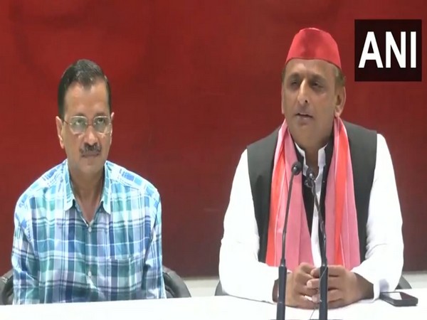 Delhi CM Arvind Kejriwal with Samajwadi Party chief Akhilesh Yada at a join press conference (Photo/ANI)