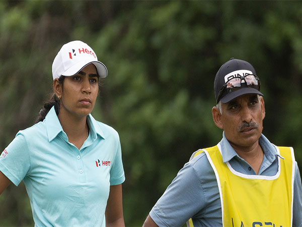 India golfer Diksha Dagar with her father (Image: LET)
