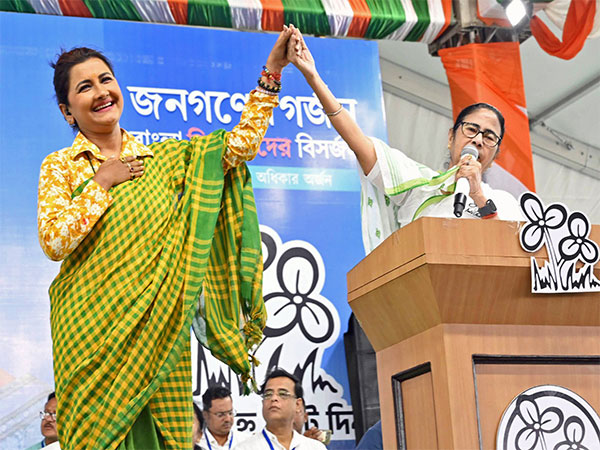 Rachana Banerjee with West Bengal CM Mamata Banerjee (File Photo/ANI)