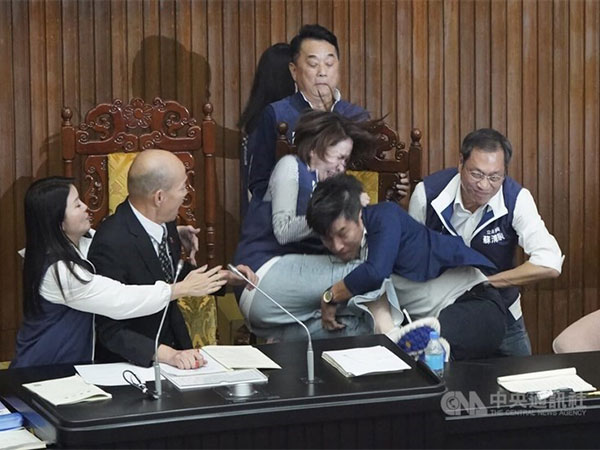 Taiwan's ruling and opposition lawmakers engaged in physical scuffles and verbal attacks. (Photo/X@Focus_Taiwan)
