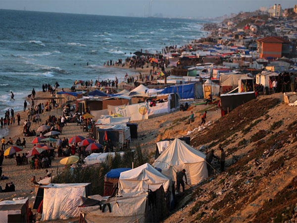 Displaced Palestinians in tents in the central Gaza (Photo/TPS)