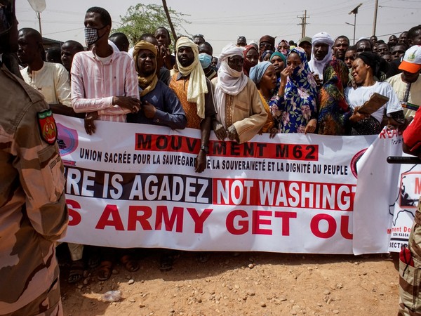 Nigeriens demonstrate to protest against the U.S. military presence, in Agadez (File Photo/Reuters)