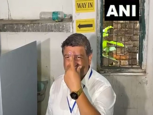 BJP candidate from Howrah Rathin Chakraborty casts his vote (Photo/ANI)