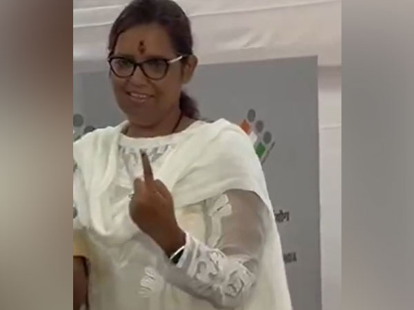 Congress candidate from Mumbai North Central Varsha Gaikwad casts her vote in Mumbai (Image/ ANI)