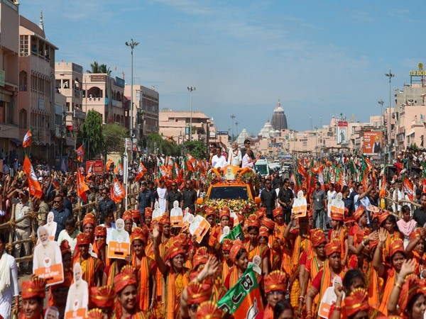 PM Modi during a roadshow in Puri (Photo/@narendramodi)