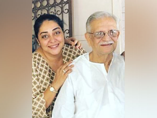 Veteran lyricist Gulzar and hi daughter Meghna 