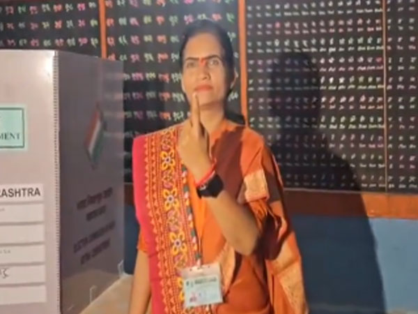 Union minister Bharati Pravin Pawar casts vote in Nashik (Photo/ANI)