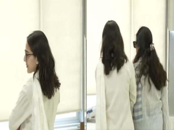 Sara Ali Khan, Amrita Singh (Image Source: ANI)