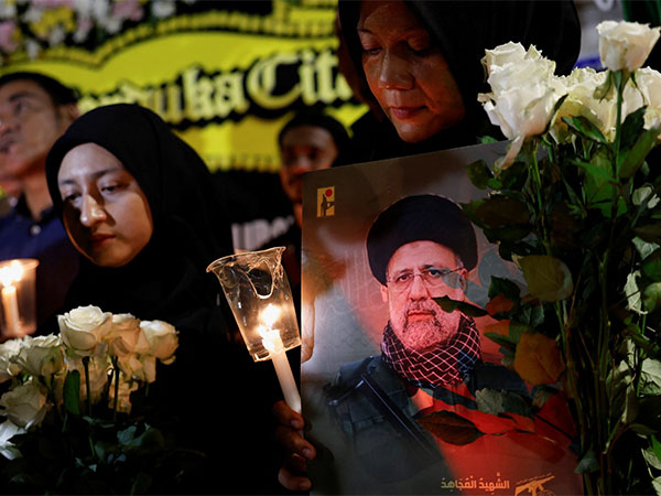 Vigil outside the Iranian embassy in Jakarta (Photo/Reuters) 