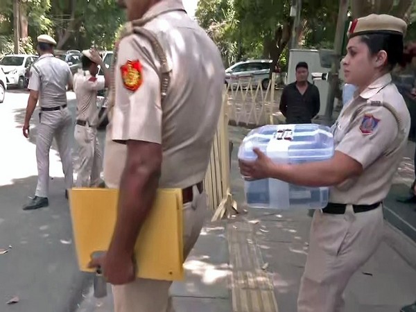 A team of Delhi Police seizes the CCTV DVR from the residence of Arvind Kejriwal (File Photo/ANI)
