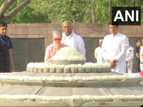 Sonia Gandhi, Mallikarjun Kharge pay homage to ex PM Rajiv Gandhi (Photo/ANI)