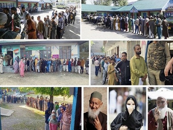Voters waiting patiently in queue in Baramulla, Jammu and Kashmir. (Photo/PIB)