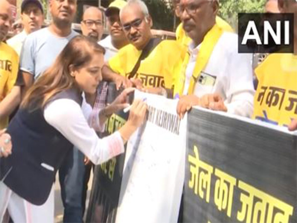 Delhi Mayor Shelly Oberoi spearheaded the 'Jail ka Jawab Vote Se' signature campaign (Photo/ANI)