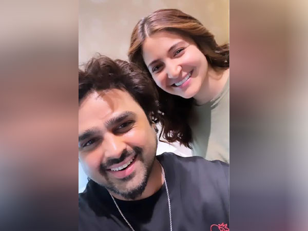 Anushka Sharma with hair hairstylist Rashid Salmani (image source: Instagram/rashidtheartist)
