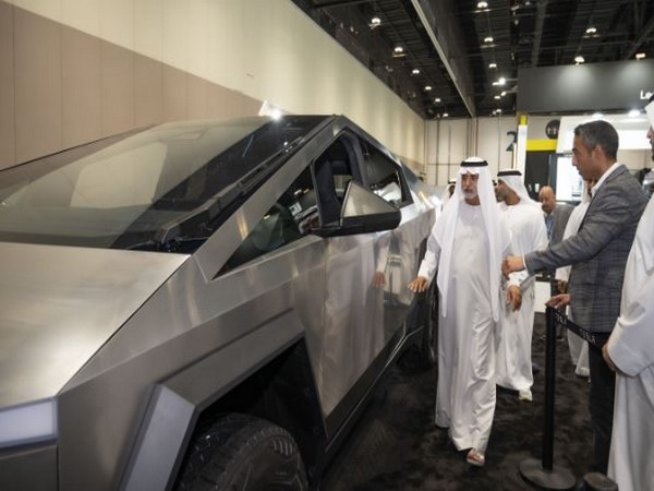 Nahyan bin Mubarak visits Electric Vehicle Innovation Summit (Photo/WAM)