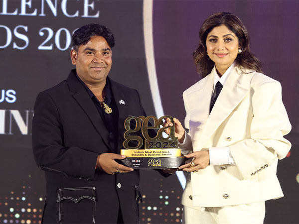 Dashrath Gupta, CMD (Shri Yamuna Infraestate Pvt Ltd) receives Global Excellence Awards 2024 by the hands of Chief Guest Shilpa Shetty Kundra