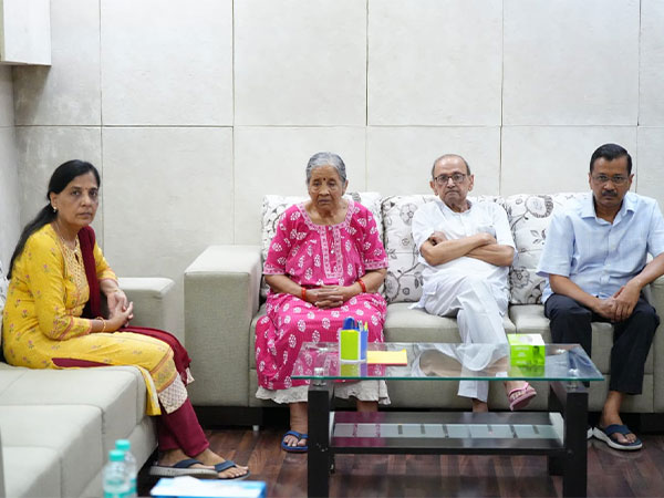 Delhi CM Arvind Kejriwal with his parents and wife Sunita Kejriwal. (Photo/@ArvindKejriwal)