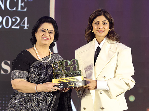 Sudha Gupta (Founder, Mother’s Pride and Presidium Group of Schools) being felicitated by Shilpa Shetty Kundra at the “Global Excellence Awards 2024” by Brand Empower
