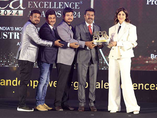 Jebaselvan (Managing Director, Brigade LED Pvt. Ltd.) receiving Brand Empower's 