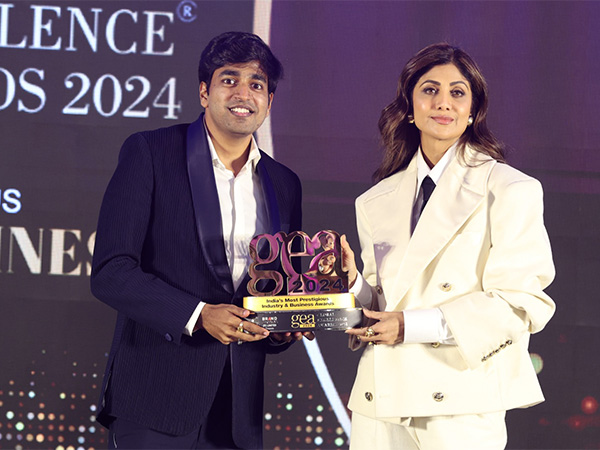 Pranshu Garg (Director, Platinum Steels LLP) being felicitated by Mrs Shilpa Shetty Kundra at the “Global Excellence Awards 2024” by Brand Empower