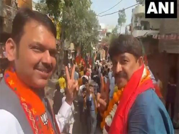 Maharashtra Deputy Chief Minister Devendra Fadnavis with BJP leader Manoj Tiwari. (Photo/ANI)