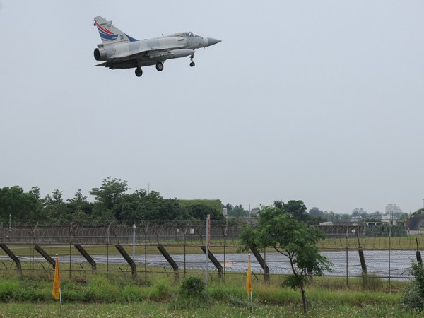 A Taiwan Air Force Mirage 2000-5 aircraft prepares to land at Hsinchu Air Base in Hsinchu (Photo/Reuters)
