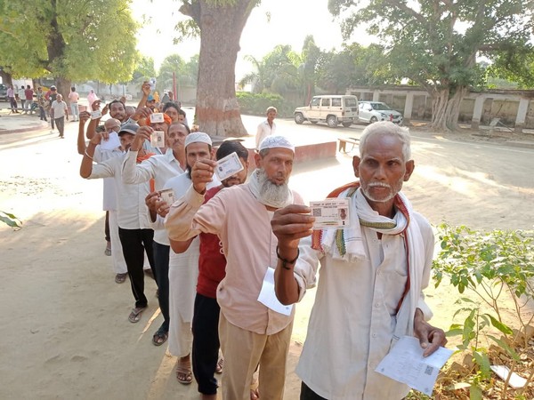 Visual of voters standing in queue. (Photo: ECI--X)