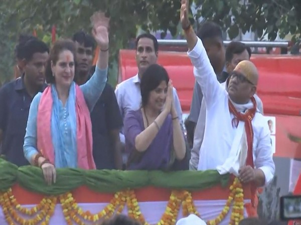 Congress leader Priyanka Gandhi and Samajwadi Party leader Dimple Yadav hold roadshow (Photo/ANI)