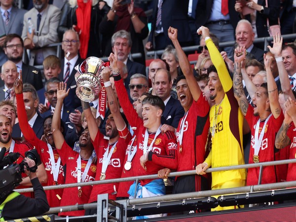 Manchester United team posing with a FA Cup title (Photo: X)